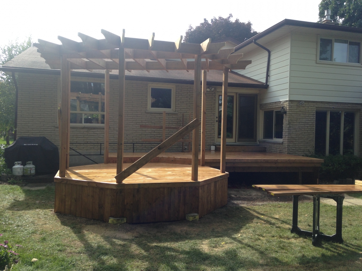 Deck and fence builders in Kitchener Waterloo Elite Carpentry Plus
